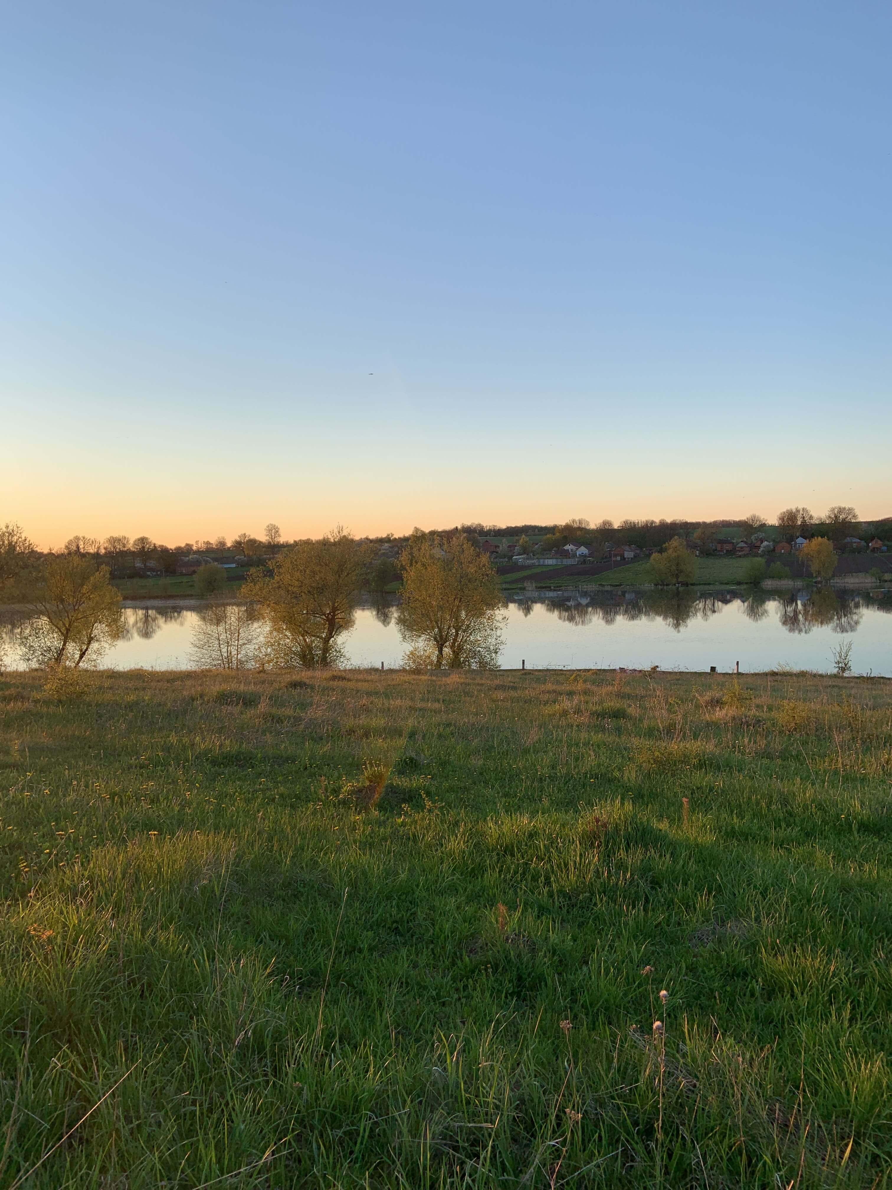 Світлина водойми на світанку